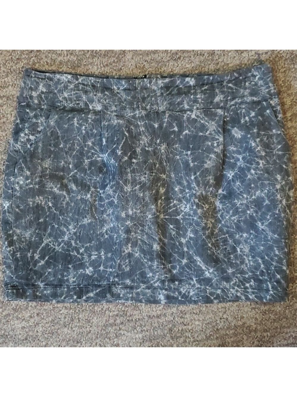 Ladies skirt 2b bebe $5 if buying 2 or more items
